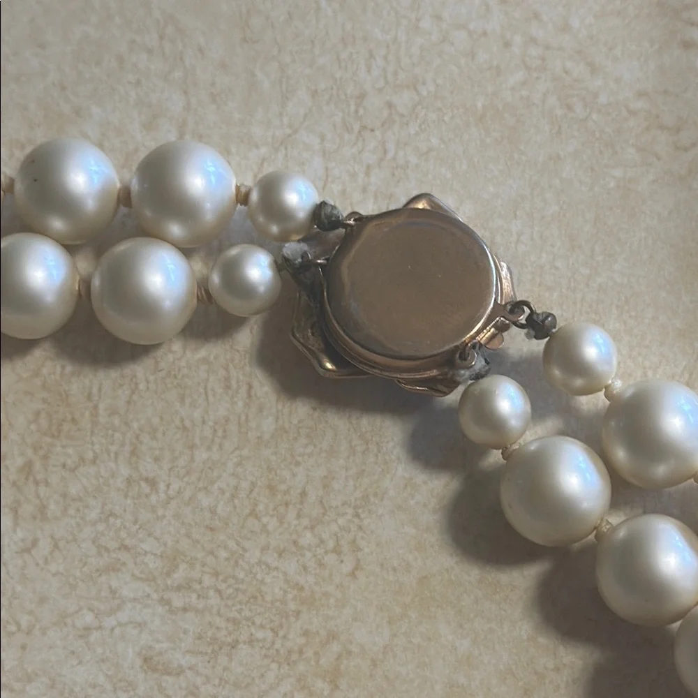 Elegant Faux Pearl Necklace with Floral Accent Vintage - Picture 3 of 7